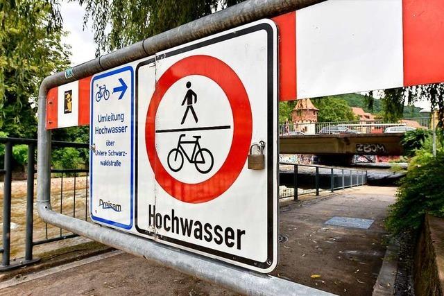 Der Freiburger Dreisamuferradweg ist wegen Hochwassers gesperrt
