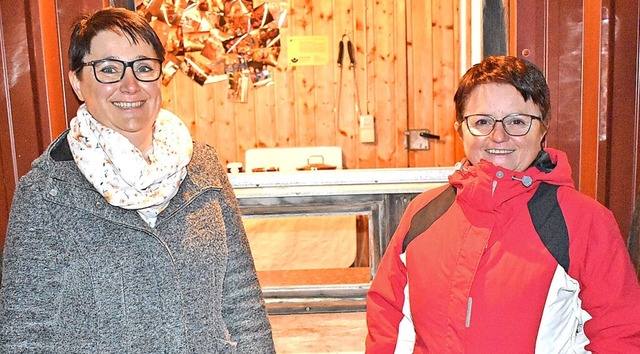 Sonja Schfer (links) und Birgit Ebner...n Kartenverkauf am Skilift in Brenden.  | Foto:  Ursula Ortlieb