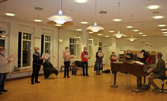 Acht Sopranstimmen der Kantorei bei der Probe   mit Bezirkskantor Jrn Bartels.   | Foto: Hildegard Karig