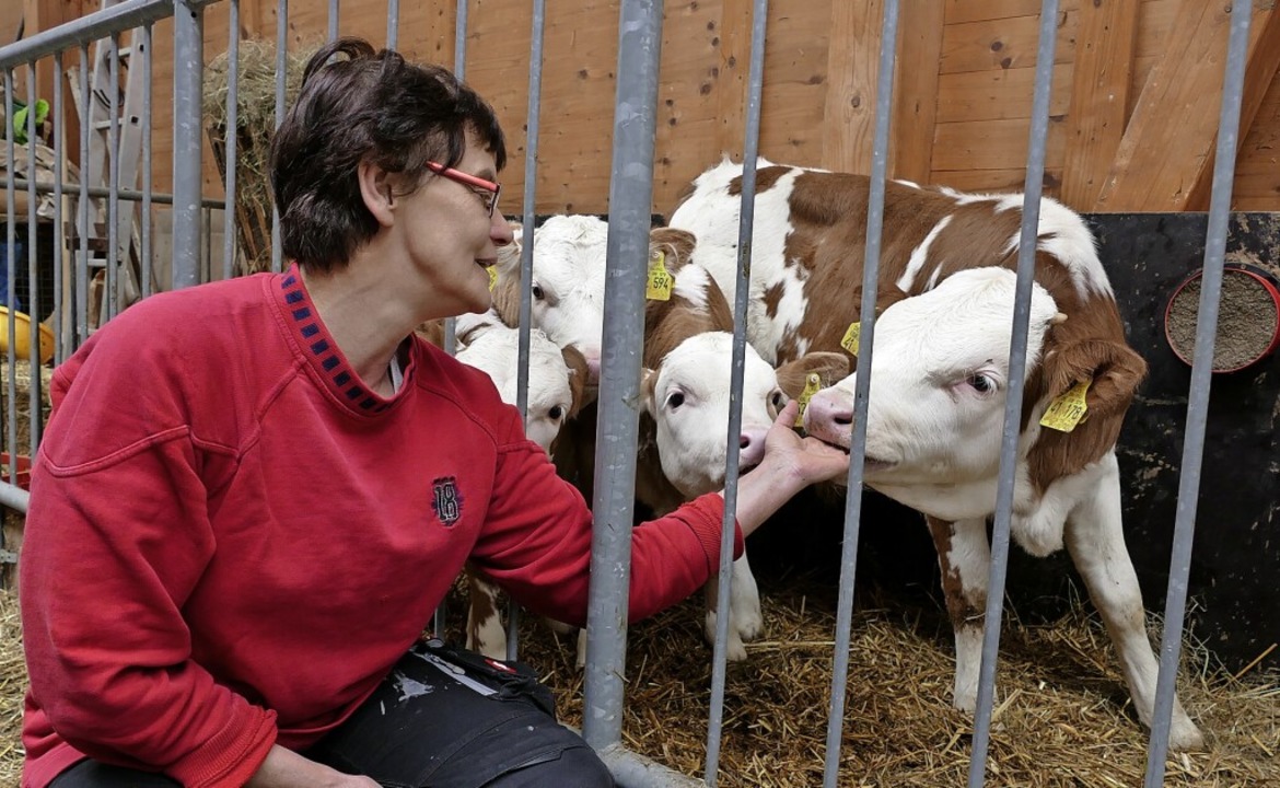Bühlhofchefin Hildegard Schelshorn mit dem Milchkuh-Nachwuchs.  | Foto: Susanne Filz