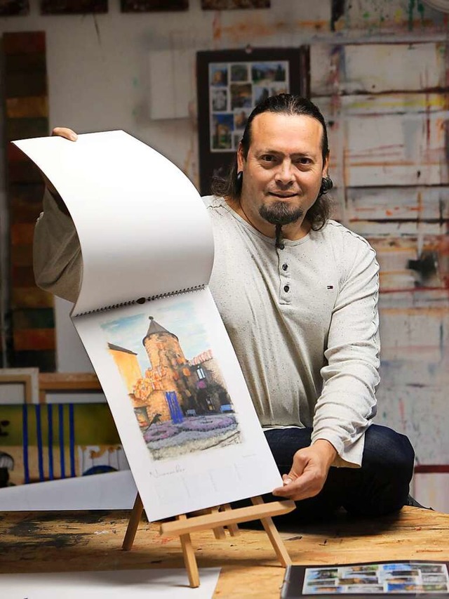 Wim Cannie mit dem von ihm gestalteten Kunstkalender  | Foto: Christoph Breithaupt