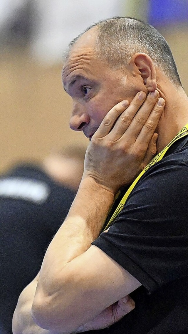 Bekommt er eine Mannschaft zusammen? HGW-Coach Michael Bohn zweifelt noch daran.  | Foto: Wolfgang Kuenstle