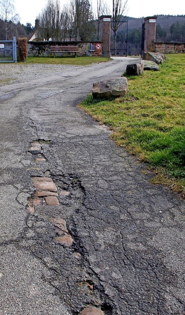 160000 Euro muss die Gemeinde fr die Sanierung des Friedhofwegs aufbringen.  | Foto: Heidi Fel