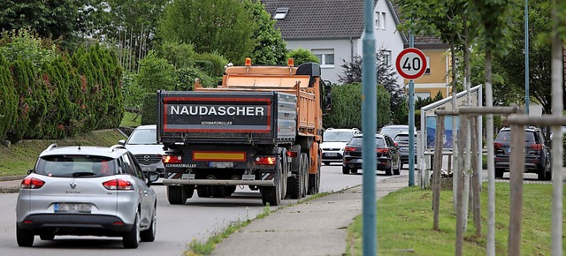 Auf der B415 in Kuhbach fliet der Verkehr zh.   | Foto: Christoph Breithaupt