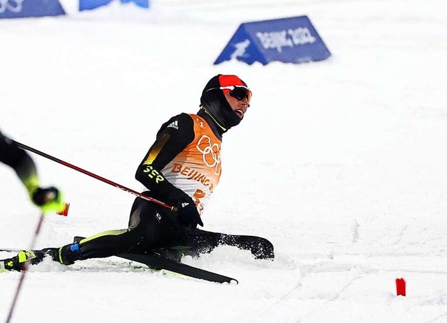 Der olympische Wettkampf der nordische...echsel erschpft auf den Boden fallen.  | Foto: Daniel Karmann (dpa)