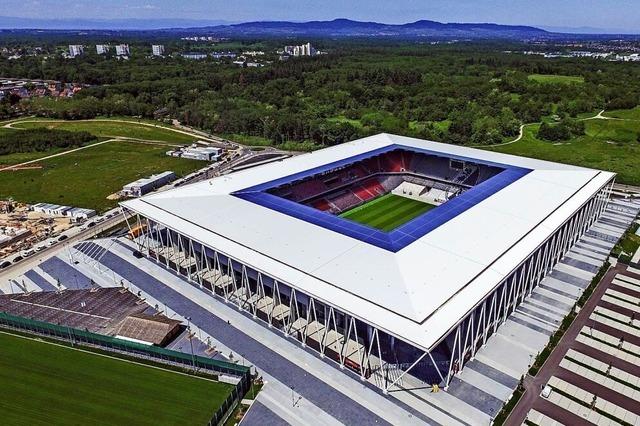 Grtes Solarkraftwerk auf einem Stadiondach