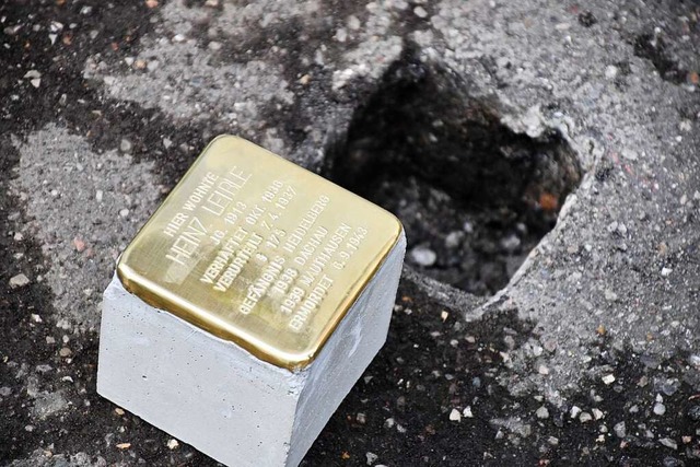 Der Stolperstein fr Heinz Leible war ...h in den Lrracher Ortsteilen liefern.  | Foto: Barbara Ruda