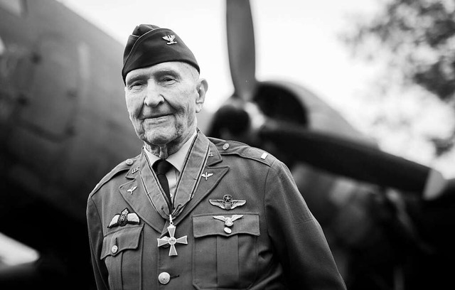 Der als Rosinenbomber-Pilot bekannt ...ar. (Archivbild vom 21. November 2016)  | Foto: Boris Roessler (dpa)