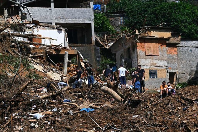 Rettungskrfte und Anwohner suchen nac...enen Gebiet in Petropolis nach Opfern.  | Foto: Andre Borges (dpa)