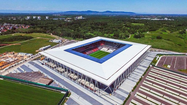 Mehr als 6000 Solarmodule auf 15000 Qu...ropa-Park-Stadions installiert werden.  | Foto: Badenova