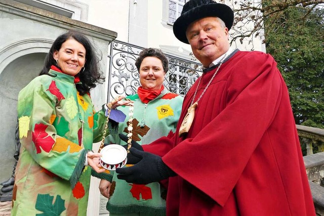 Zunftmeister Rolf Meyer und Narrenspie...kreierte Amtskette fr den Paukenmann.  | Foto: Hildegard Siebold