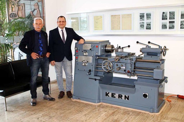 Autor Helmut Ebner (links) und DMT-Bet... des Kern-Nachfolgeunternehmens steht.  | Foto: Reinhard Cremer
