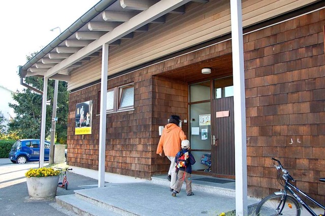 Ein Gebude mit wechselndem Nutzen: Im...hen dort Flchtlingskinder zur Schule.  | Foto: Victoria Langelott