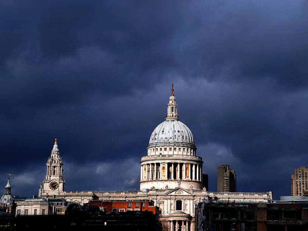 Dunkle Wolken bedecken den Himmel ber der St. Paul's Cathedral, whrend der Sturm „Eunice“ auf Grobritannien trifft.