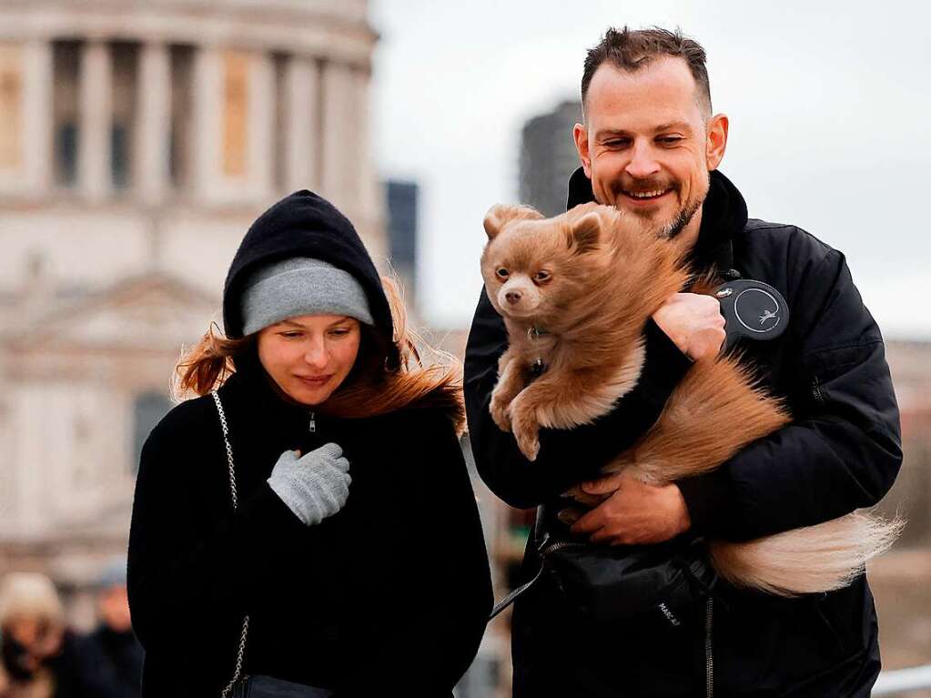 Ein strmischer Spaziergang nahe der St Paul's Cathedral im Zentrum Londons.