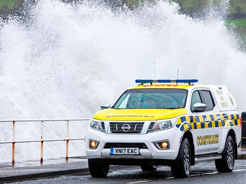 Wellen schwappen ber die Kaimauer im nordirischen Ballygally.