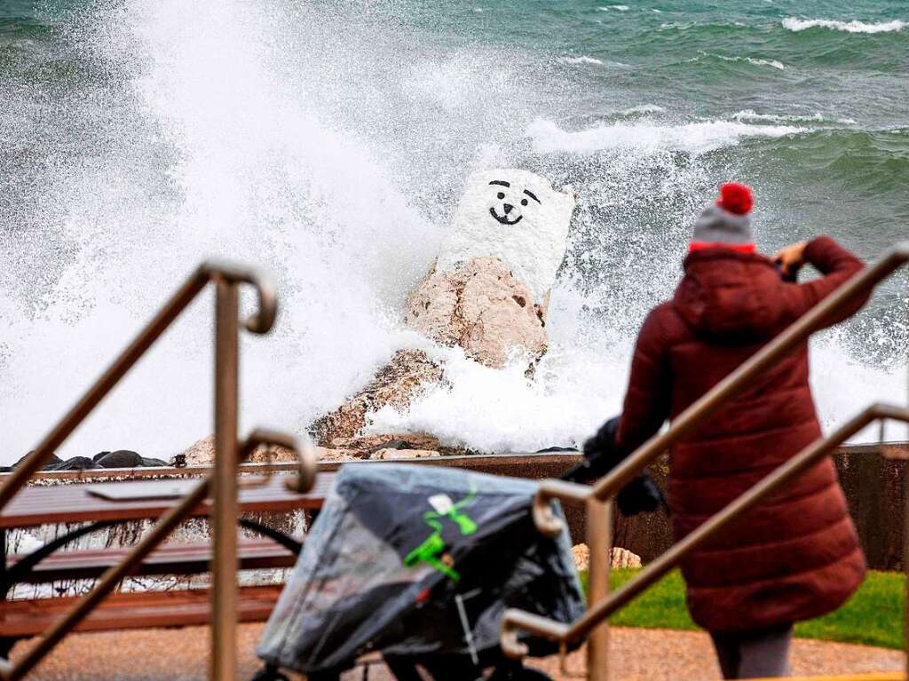 Wellen schwappen ber die Kaimauer im nordirischen Ballygally.