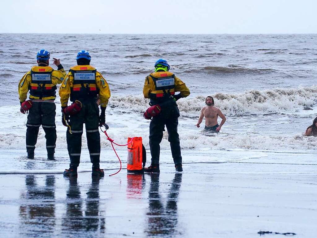 Ein Such- und Rettungsteam der Kstenwache bittet eine Gruppe von Schwimmern in New Brighton aus dem Meer zu kommen, whrend der Sturm „Eunice“ auf die Sdkste trifft.