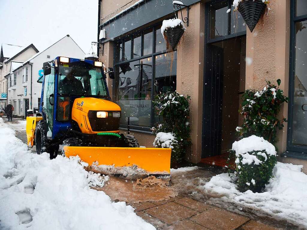 In Schottland brachte Sturm „Eunice“ Schnee mit. In Auchterarder kmmerte sich darum ein Traktor mit Schneepflug.