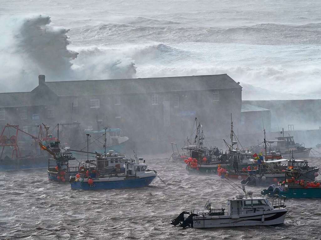 Wellen schlagen gegen den Cobb in West-Dorset