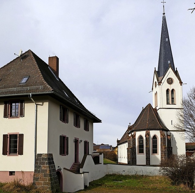 Pfarrhaus und Kirche in Bickensohl  | Foto: Sattelberger