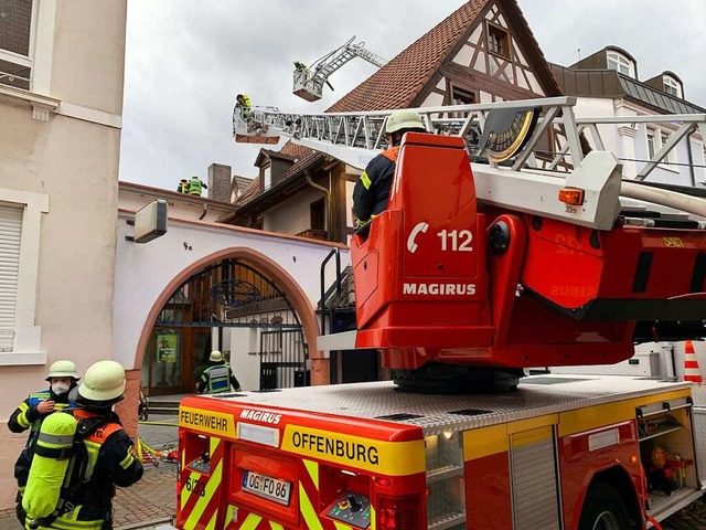 Zwei Drehleitern ber den Dchern des Brandortes in der Offenburger Altstadt  | Foto: Helmut Seller