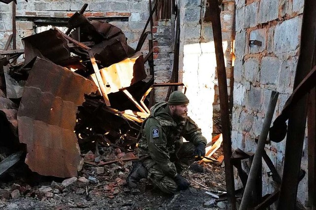 Ein ukrainischer Soldat in einer Ruine...t soll eine Stellung ausgebaut werden.  | Foto: Till  Mayer