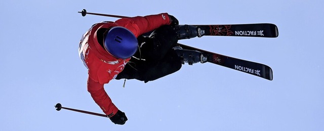 Eileen Gu in Aktion beim Flug ber der...et erst seit 2019 fr das Riesenreich.  | Foto: Angelika Warmuth (dpa)