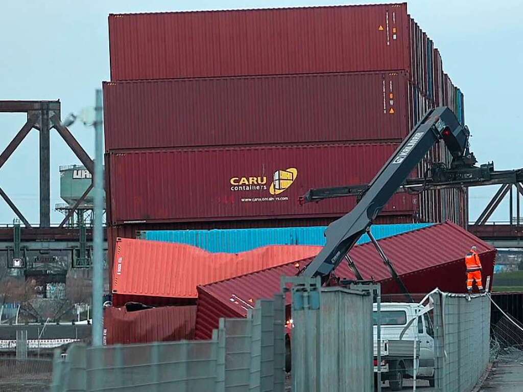 berseecontainer wurden im Duisburger Hafen vom Sturm umgeweht.