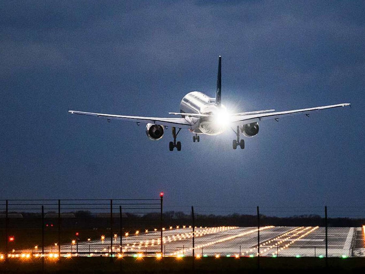 Ein Flugzeug der Lufthansa landet whrend Orkantief Zeynep bei starken Windben in deutlicher Schrglage am Flughafen Hannover.