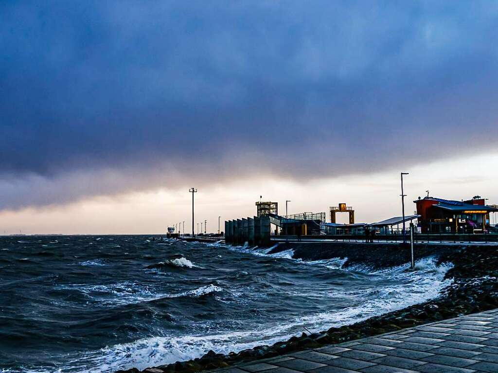 Nach dem heftigem Sturm Ylenia und vor dem neuem Orkantief Zeynep verdunkelt sich der Himmel ber dem Fhrhafen von Dagebll.