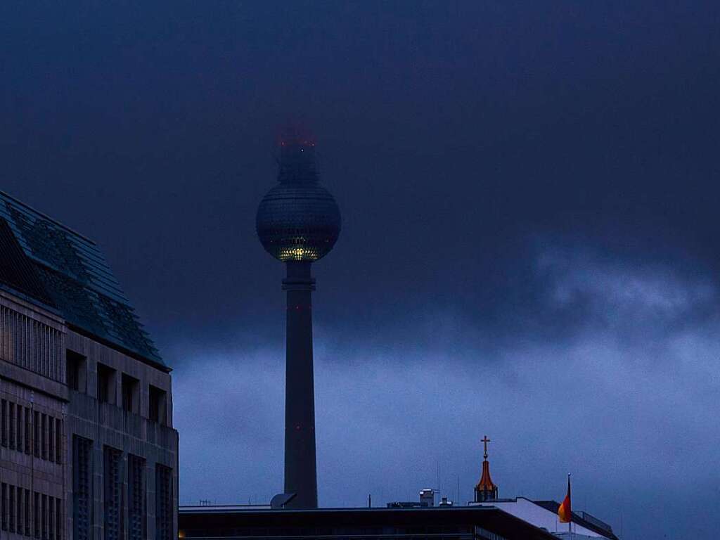 ber dem Berliner Fernsehturm hngen dicke Wolken. Nach dem Sturm „Ylenia“ folgt das Orkantief „Zeynep“.