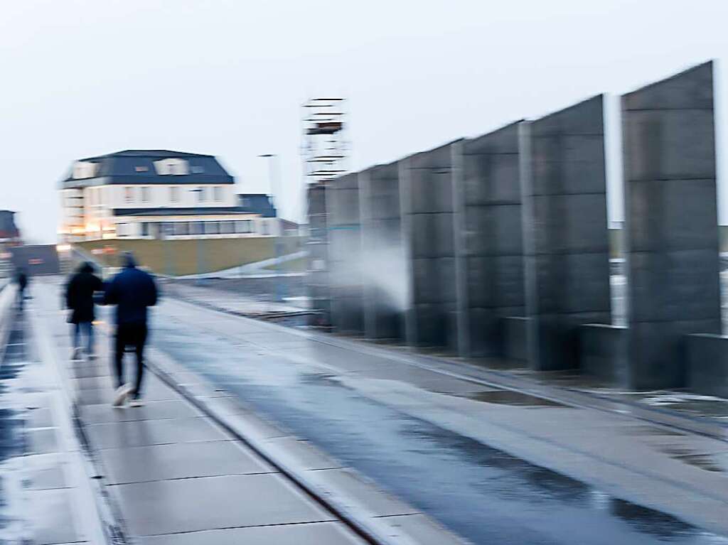 Nach dem heftigem Sturm „Ylenia“ und vor dem neuem Orkantief „Zeynep“ tritt Wasser im Fhrhafen von Dagebll ber das Ufer.