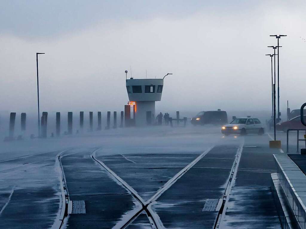 Nach dem heftigem Sturm „Ylenia“ und vor dem neuem Orkantief „Zeynep“ tritt Wasser im Fhrhafen von Dagebll ber das Ufer.