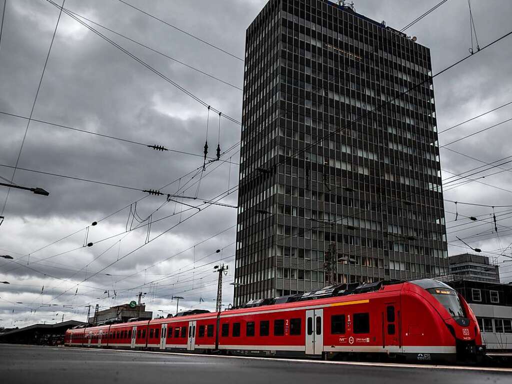 . Ein Zug steht am Hauptbahnhof in Essen, der Bahnverkehr wurde in Teilen von Nordrhein-Westfalen eingestellt. Gerade erst ist der schwere Sturm "Ylenia" vorbei, da kommt mit Orkantief „Zeynep“ schon der nchste auf Deutschland zu.