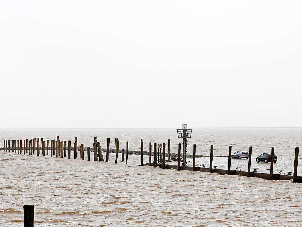 Nach dem heftigem Sturm „Ylenia“ und vor dem neuem Orkantief „Zeynep“ ist das Wasser am Fhrterminal Schlttsiel bereits gestiegen.