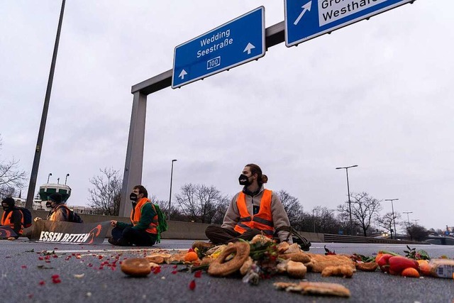 Klimaaktivisten blockieren die Berliner A10.  | Foto: Carsten Koall (dpa)