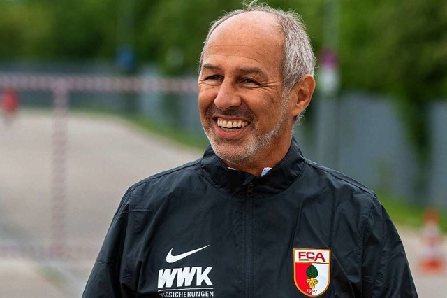 FCA-Co-Trainer Reiner Maurer lacht.  | Foto: Stefan Puchner (dpa)