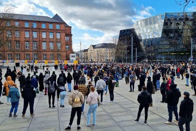 Knapp tausend Menschen erinnern in Freiburg an die Opfer von Hanau