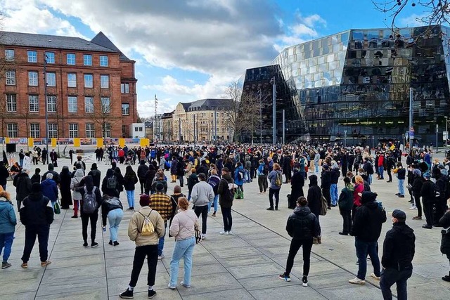 Gedenken auf dem Platz der Alten Synag...und rassistischen Terrorakts in Hanau.  | Foto: Uwe Mauch