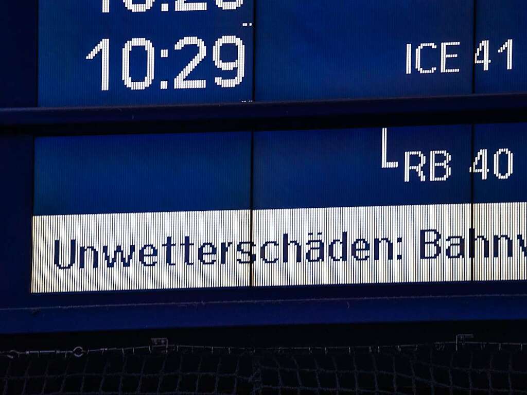 Eine Hinweistafel im Frankfurter Hauptbahnhof macht die Reisenden auf Zugausflle und Verzgerungen nach Unwetterschden aufmerksam.