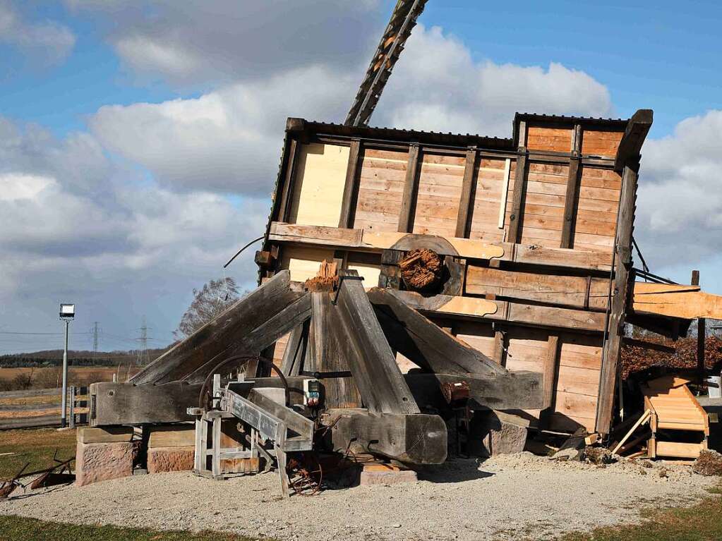 Eine rund 270 Jahre alte Bockwindmhle ist auf einem Hgel am Rande der Ortschaft komplett umgefallen.