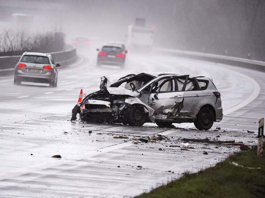 Ein zerstrter Ford steht nach dem Unfall auf der Autobahn. Mehrere Autos sind am Samstagmorgen auf der Autobahn 7 verunglckt.