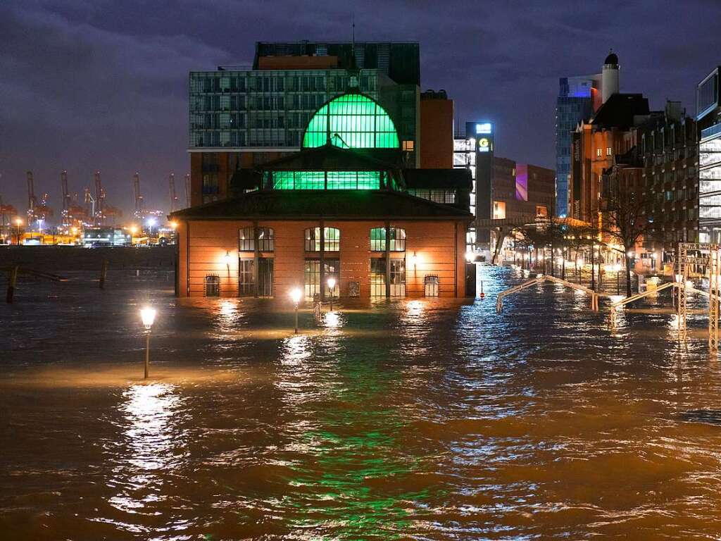 Der Fischmarkt mit Fischauktionshalle ist am frhen Morgen vollstndig vom Wasser der Elbe berflutet.