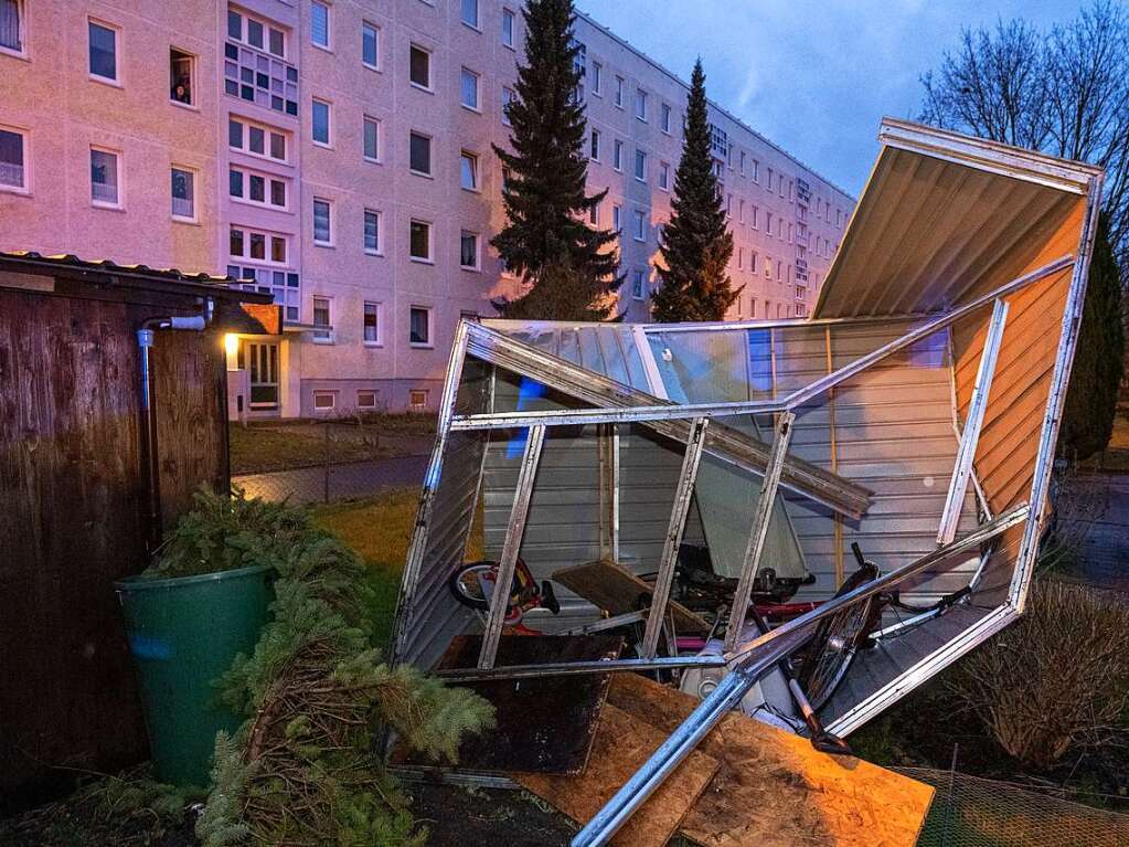 Stralsund: Ein Schuppen in einem Garten ist vom Sturm zerstrt worden.