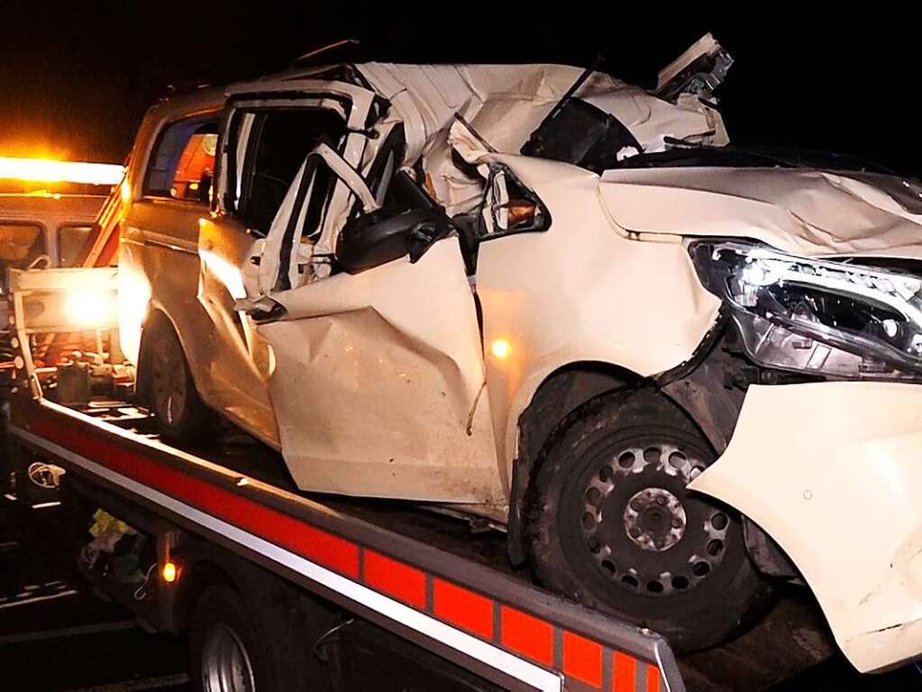 Ein zerstrtes Auto steht auf einem Transporter. Ein 56-Jhriger war whrend der Fahrt auf einer Bundesstrae von einem Baum getroffen worden. Er starb noch am Unfallort.