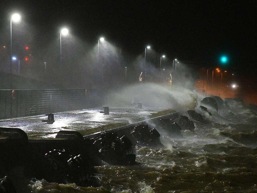 Wellen schlagen in Bremerhaven ber die Kaimauern.