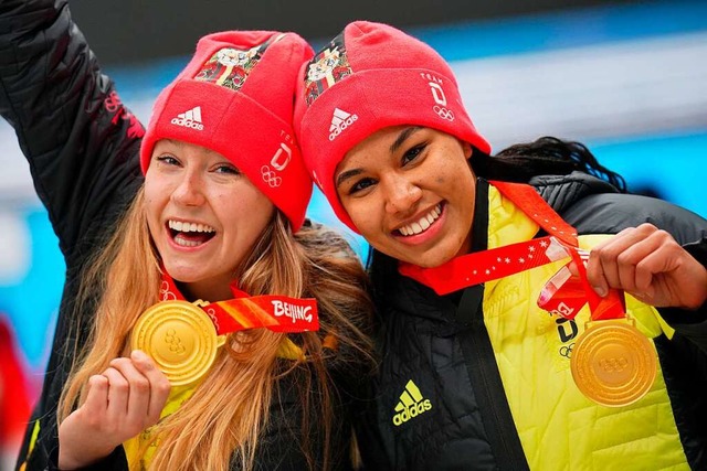 Laura Nolte (links) und Deborah Levi a...schland jubeln mit ihrer Goldmedaille.  | Foto: Michael Kappeler (dpa)