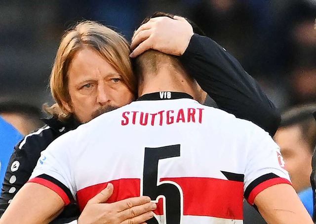 Stuttgarts Sportvorstand Sven Mislinta...onstantinos Mavropanos nach dem Spiel.  | Foto: Marijan Murat (dpa)
