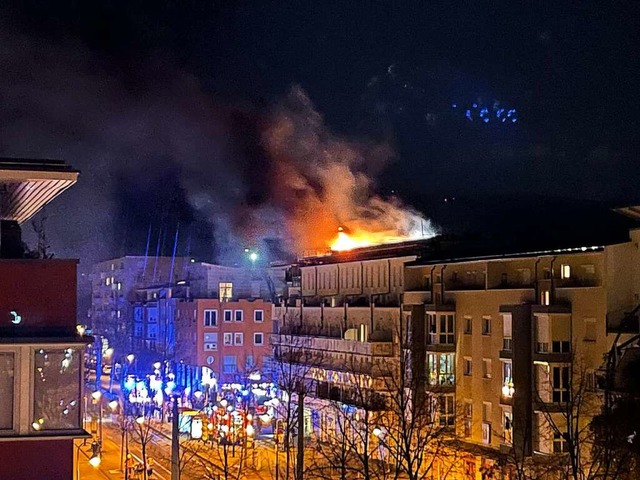 Das Feuer brannte auf dem Dach des fn...e, direkt am Geschwister-Scholl-Platz.  | Foto: David Tan